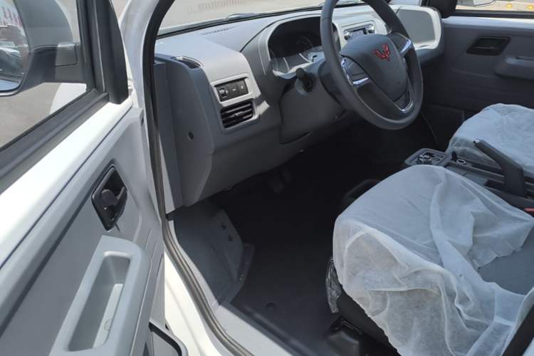 Used Wuling Yangguang 2026 Model, 330km Bus Comfort Edition Driver Seat