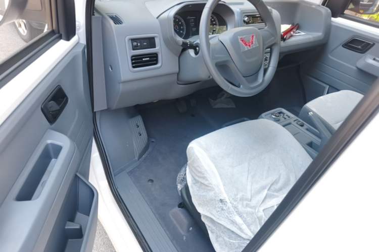 Used Wuling Yangguang 2026 Model, 300km Window-Sealed Practical Edition Driver Seat