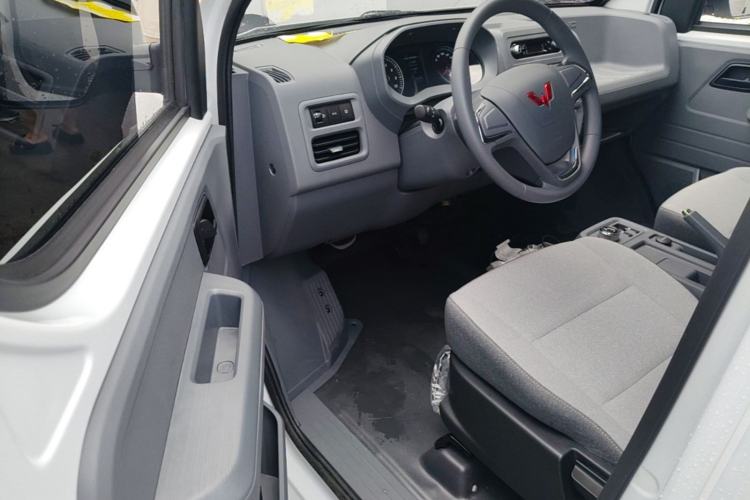 Used Wuling Yangguang 2026 Model, 440km Bus Comfort Edition, 6 Seats Driver Seat