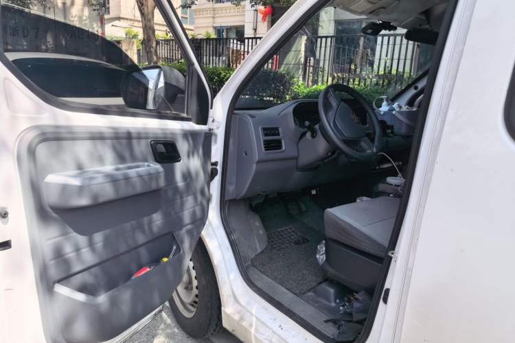 Used Wuling Yangguang 2026 Model, 440km Bus Comfort Edition, 6 Seats Driver Seat