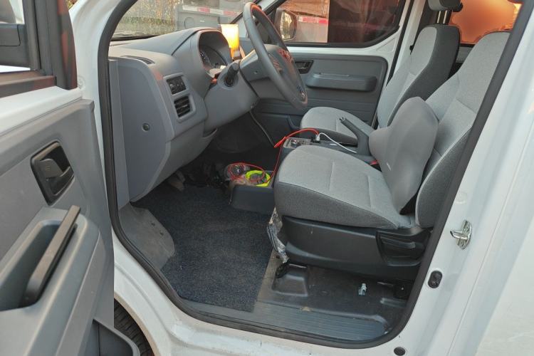 Used Wuling Yangguang 2026 Model, 440km Bus Comfort Edition, 6 Seats Driver Seat