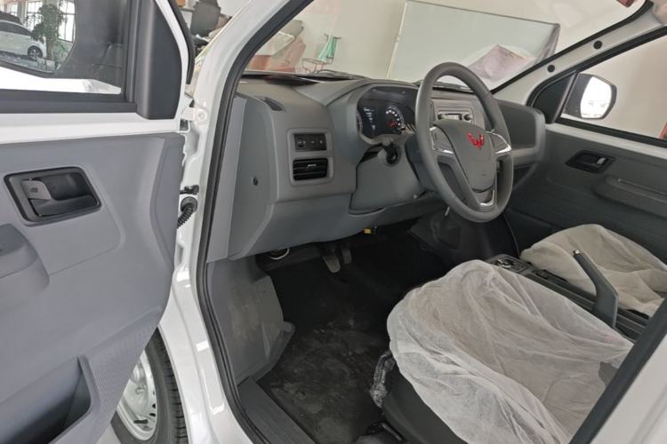 Used Wuling Yangguang 2026 Model, 440km Bus Comfort Edition, 6 Seats Driver Seat