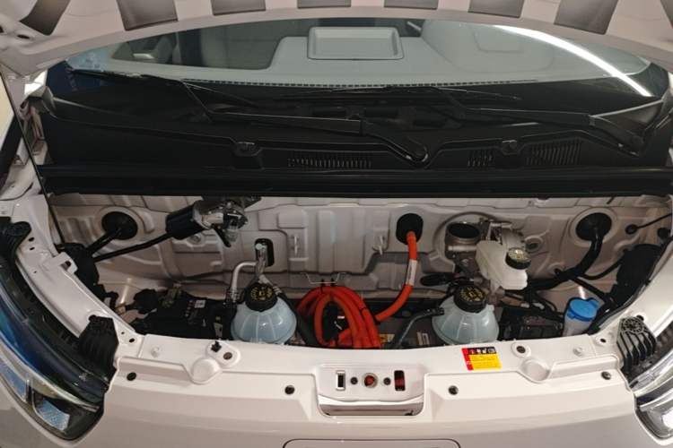 Used Wuling Yangguang 2026 Model, 330km Bus Comfort Edition Engine Bay