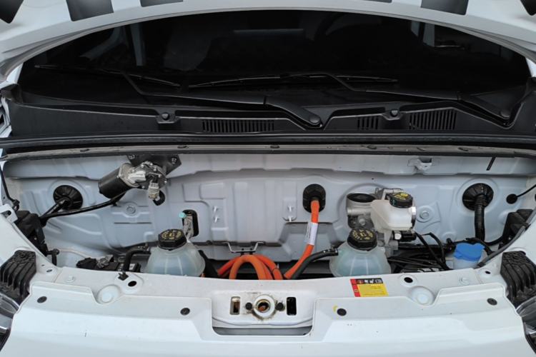 Used Wuling Yangguang 2026 Model, 440km Bus Comfort Edition, 6 Seats Engine Bay