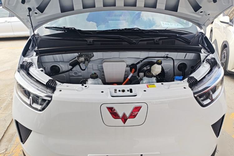 Used Wuling Yangguang 2026 Model, 440km Bus Comfort Edition, 6 Seats Engine Bay
