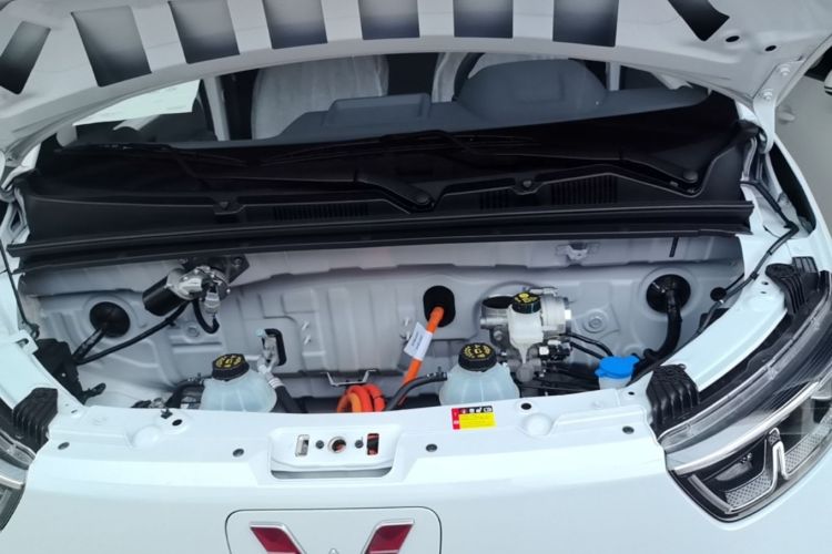 Used Wuling Yangguang 2026 Model, 330km Bus Comfort Edition Engine Bay