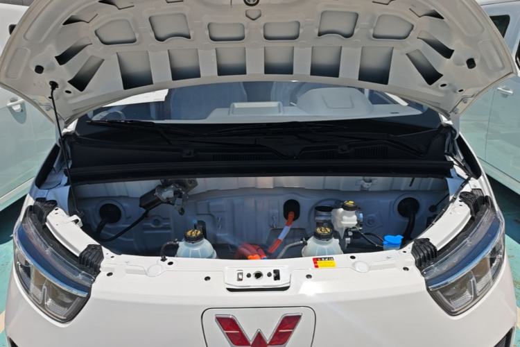 Used Wuling Yangguang 2026 Model, 440km Bus Comfort Edition, 6 Seats Engine Bay