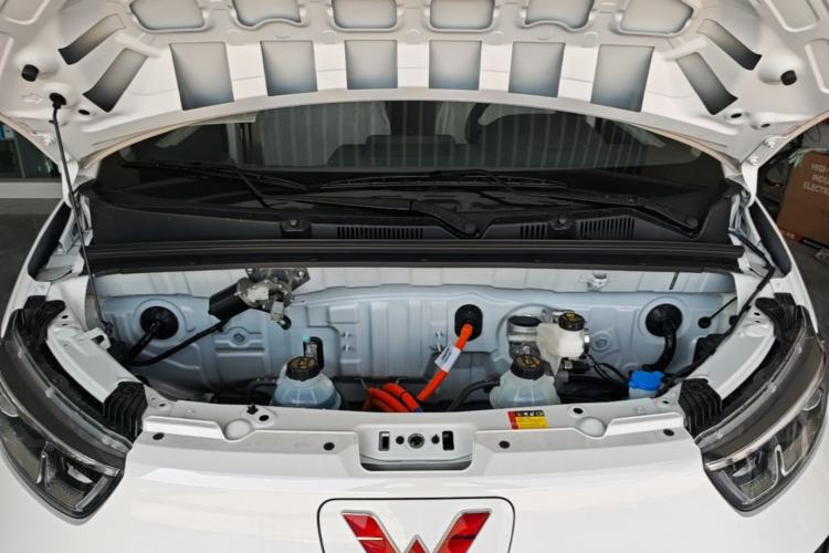 Used Wuling Yangguang 2026 Model, 440km Bus Comfort Edition, 6 Seats Engine Bay