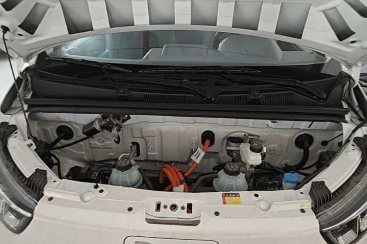 Used Wuling Yangguang 2026 Model, 440km Bus Comfort Edition, 6 Seats Engine Bay