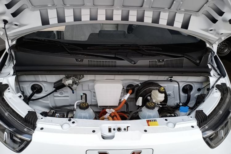 Used Wuling Yangguang 2026 Model, 300km Window-Sealed Practical Edition Engine Bay