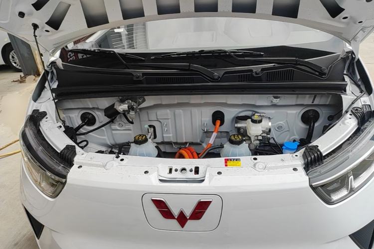 Used Wuling Yangguang 2026 Model, 330km Bus Comfort Edition Engine Bay