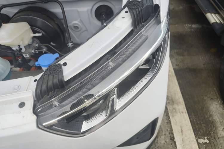 Used Wuling Yangguang 2026 Model, 300km Window-Sealed Comfort Edition Engine Bay Left