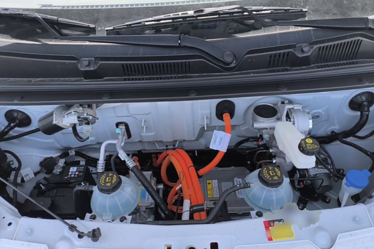 Used Wuling Yangguang 2026 Model, 330km Bus Comfort Edition Engine Bay