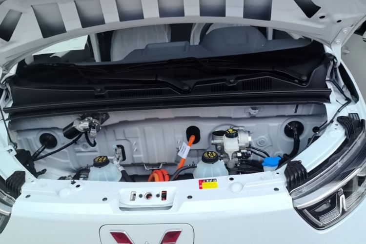 Used Wuling Yangguang 2026 Model, 330km Bus Comfort Edition Engine Bay