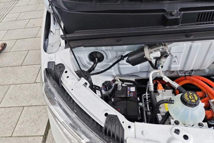 Used Wuling Yangguang 2026 Model, 330km Bus Comfort Edition Engine Bay Right