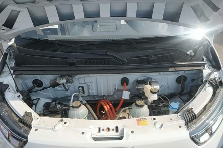 Used Wuling Yangguang 2026 Model, 330km Bus Comfort Edition Engine Bay