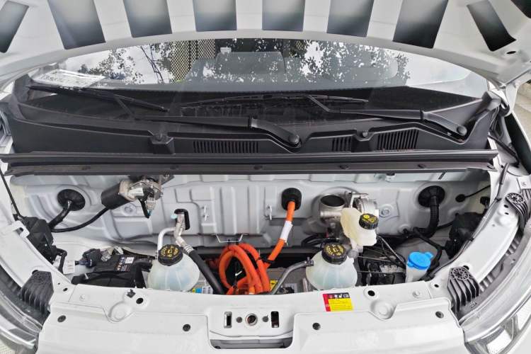 Used Wuling Yangguang 2026 Model, 330km Bus Comfort Edition Engine Bay