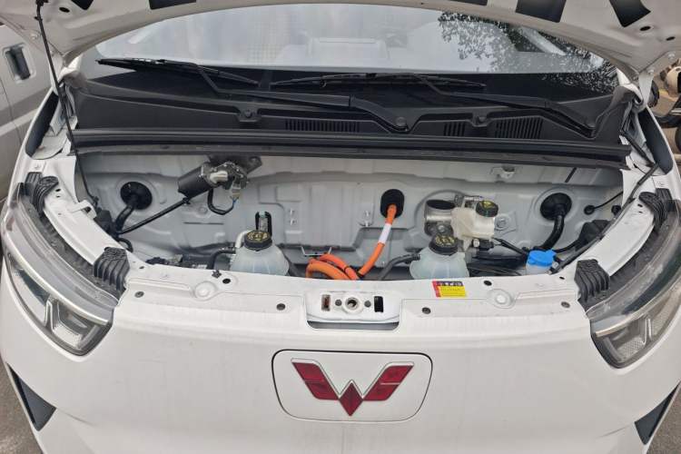 Used Wuling Yangguang 2026 Model, 440km Bus Comfort Edition, 6 Seats Engine Bay