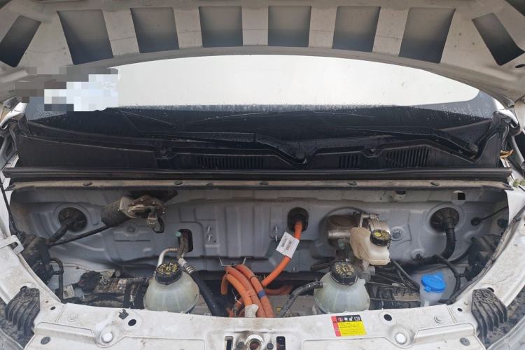 Used Wuling Yangguang 2026 Model, 440km Bus Comfort Edition, 6 Seats Engine Bay
