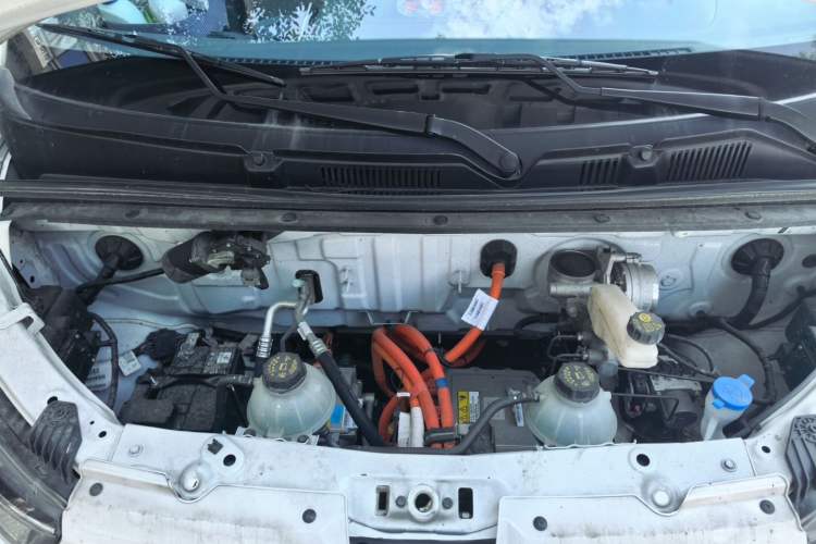 Used Wuling Yangguang 2026 Model, 440km Bus Comfort Edition, 6 Seats Engine Bay