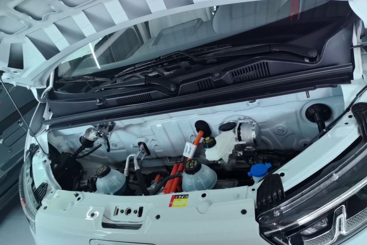 Used Wuling Yangguang 2026 Model, 330km Bus Comfort Edition Engine Bay