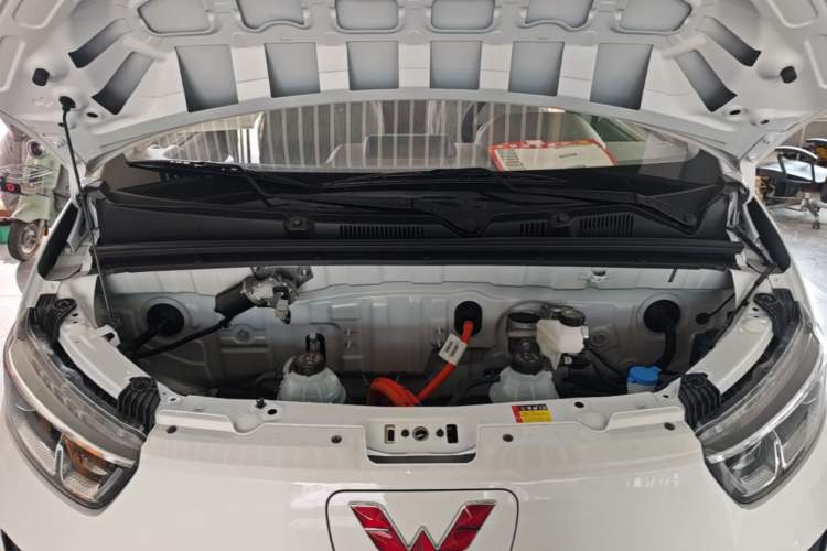 Used Wuling Yangguang 2026 Model, 440km Bus Comfort Edition, 6 Seats Engine Bay
