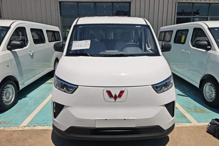 Used Wuling Yangguang 2026 Model, 440km Bus Comfort Edition, 6 Seats Front