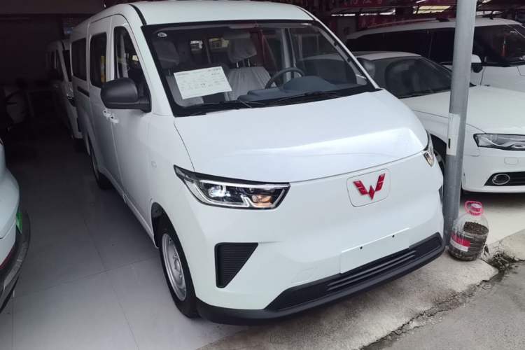 Used Wuling Yangguang 2026 Model, 330km Bus Comfort Edition Front Right 45 Deg