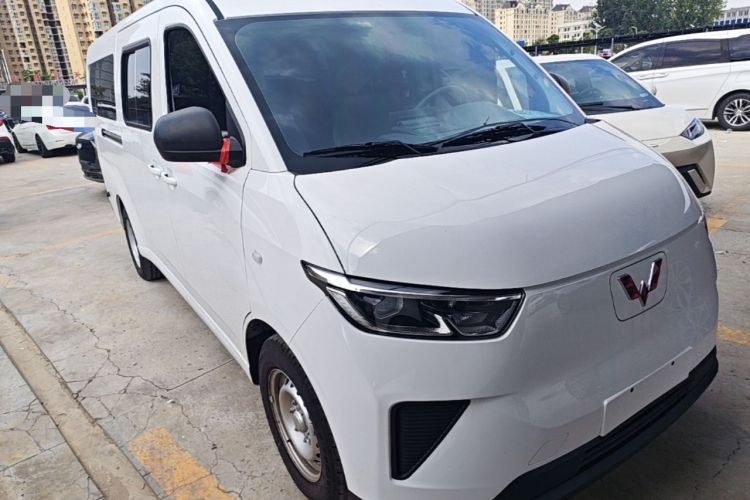 Used Wuling Yangguang 2026 Model, 440km Bus Comfort Edition, 6 Seats Front Right 45 Deg