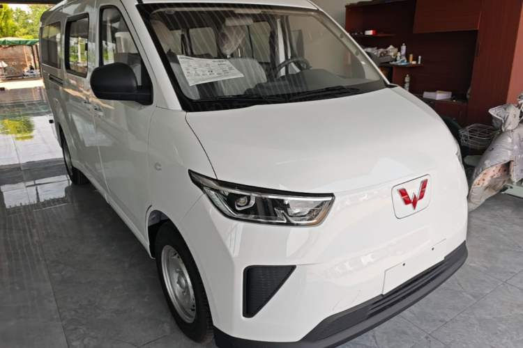 Used Wuling Yangguang 2026 Model, 440km Bus Comfort Edition, 6 Seats Front Right 45 Deg