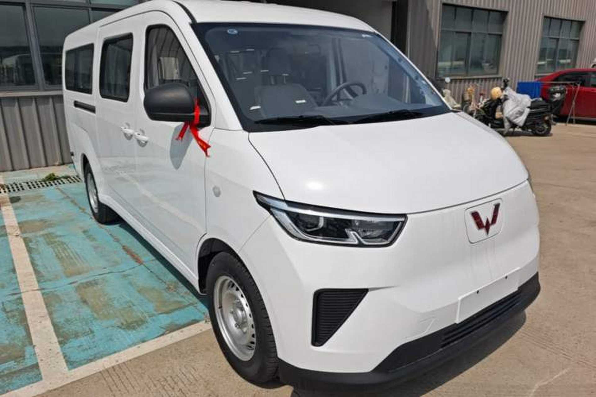 Used Wuling Yangguang 2026 Model, 440km Bus Comfort Edition, 6 Seats Front Right 45 Deg