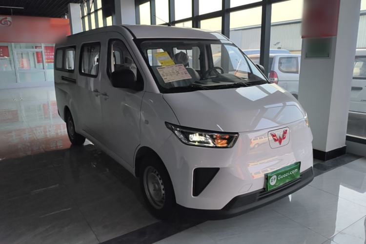 Used Wuling Yangguang 2026 Model, 330km Bus Comfort Edition Front Right 45 Deg