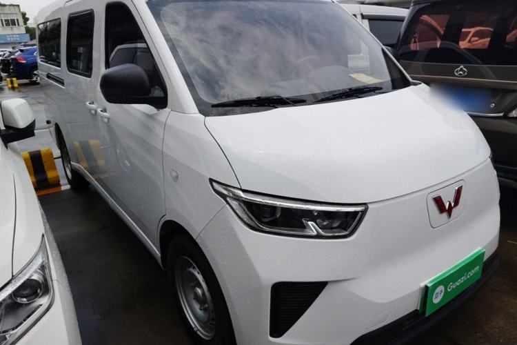 Used Wuling Yangguang 2026 Model, 440km Bus Comfort Edition, 6 Seats Front Right 45 Deg