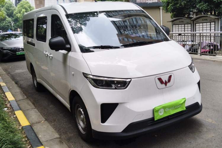 Used Wuling Yangguang 2026 Model, 340km Bus CATL Custom Edition Front Right 45 Deg