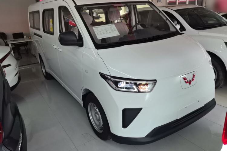Used Wuling Yangguang 2026 Model, 330km Bus Comfort Edition Front Right 45 Deg