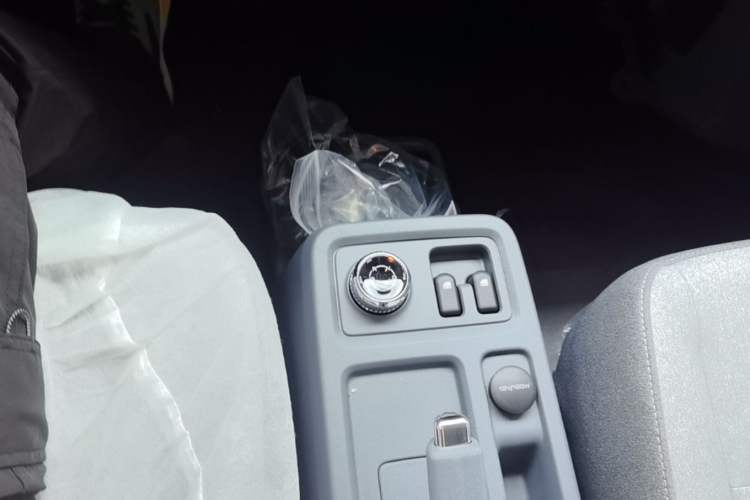 Used Wuling Yangguang 2026 Model, 330km Bus Comfort Edition Gear Lever