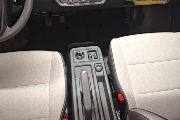 Used Wuling Yangguang 2026 Model, 330km Bus Comfort Edition Gear Lever