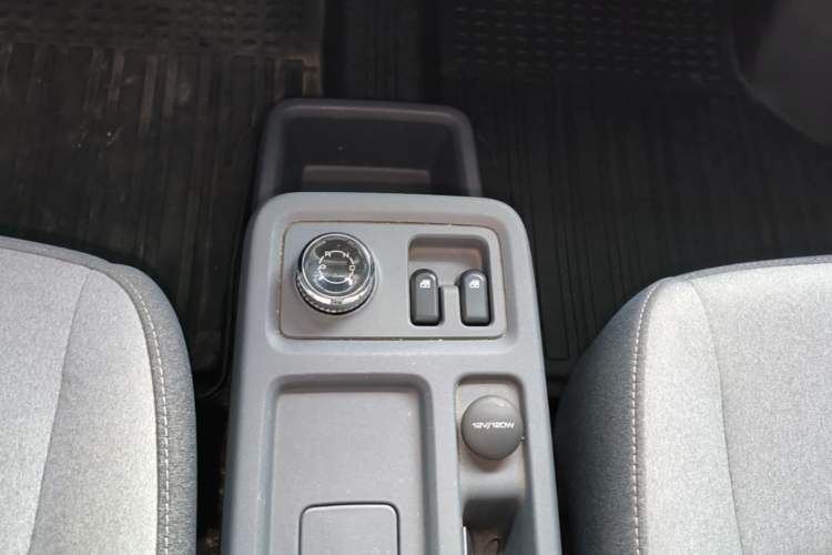 Used Wuling Yangguang 2026 Model, 440km Bus Comfort Edition, 6 Seats Gear Lever