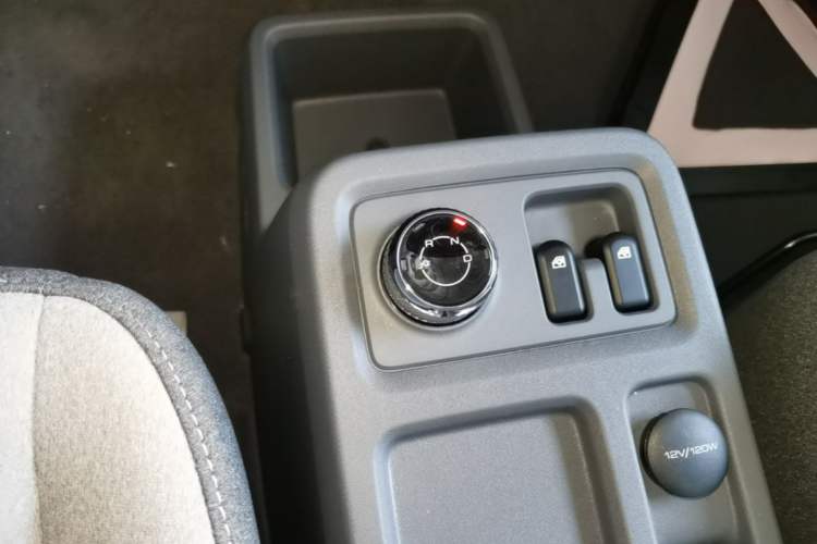 Used Wuling Yangguang 2026 Model, 300km Window-Sealed Practical Edition Gear Lever