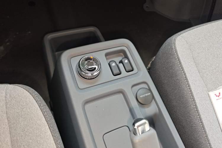 Used Wuling Yangguang 2026 Model, 440km Bus Comfort Edition, 6 Seats Gear Lever