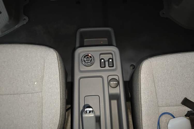 Used Wuling Yangguang 2026 Model, 440km Bus Comfort Edition, 6 Seats Gear Lever