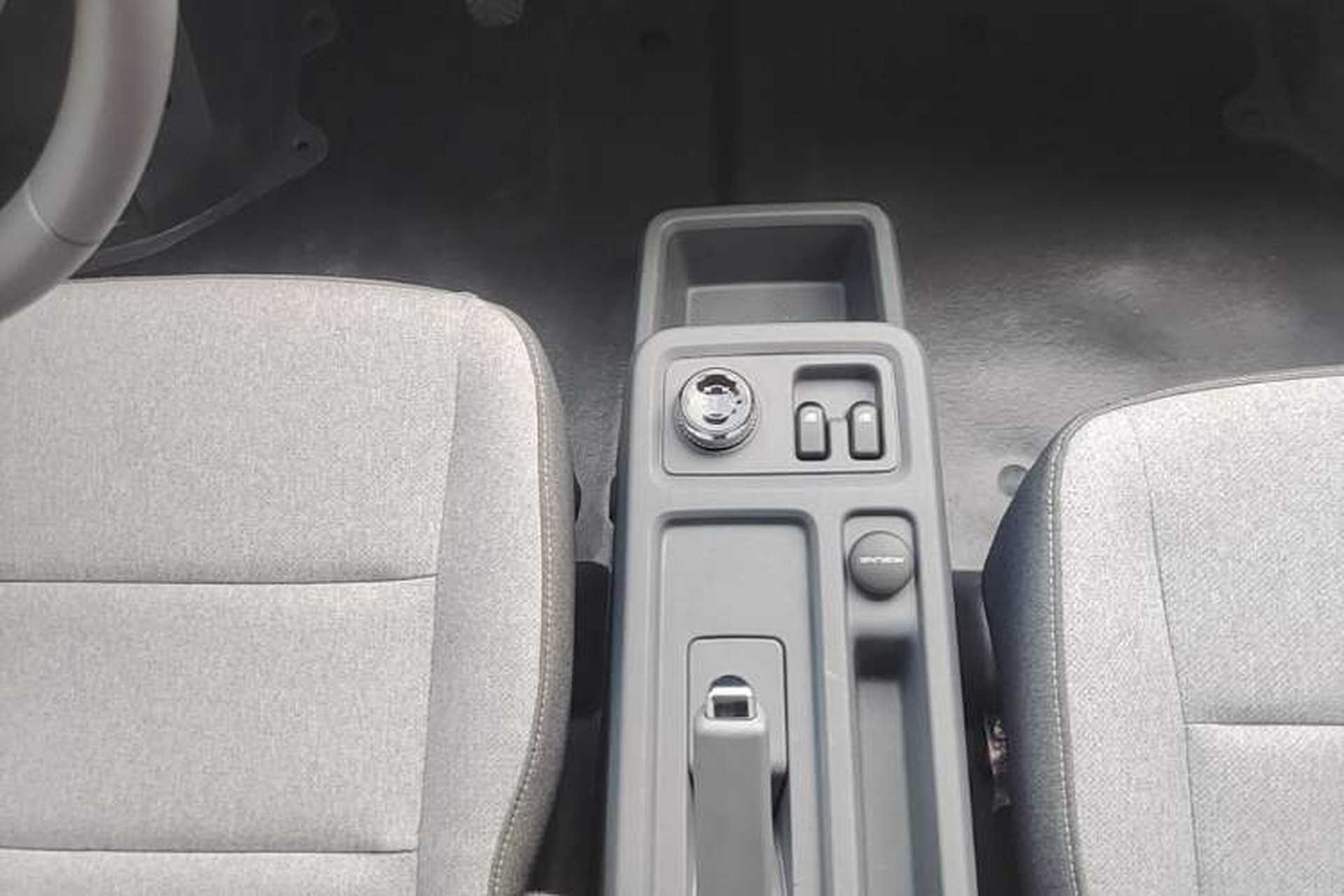 Used Wuling Yangguang 2026 Model, 440km Bus Comfort Edition, 6 Seats Gear Lever