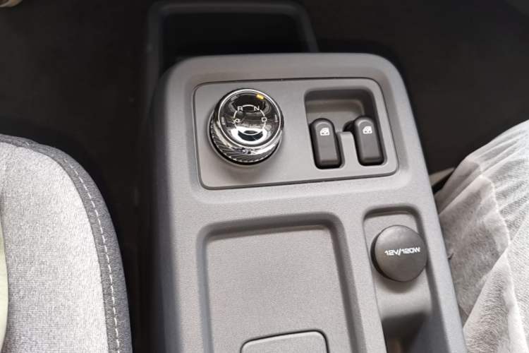 Used Wuling Yangguang 2026 Model, 300km Window-Sealed Practical Edition Gear Lever