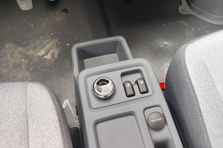 Used Wuling Yangguang 2026 Model, 330km Bus Comfort Edition Gear Lever