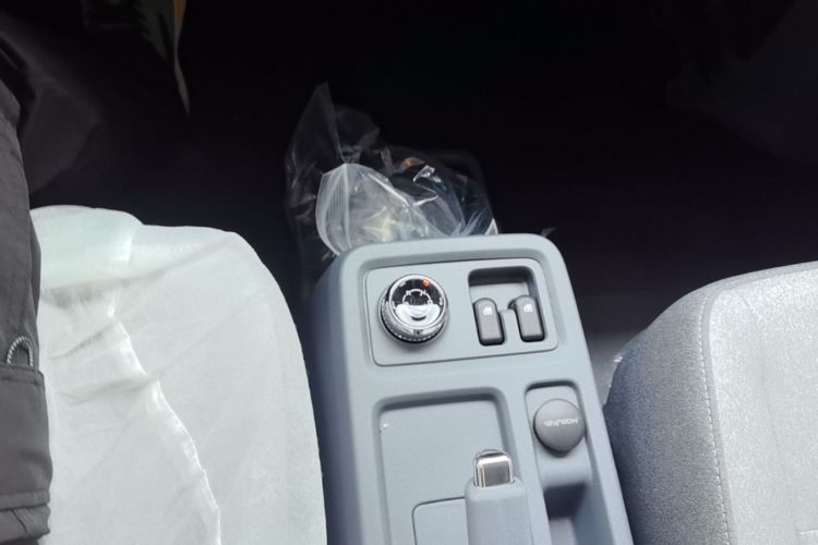 Used Wuling Yangguang 2026 Model, 330km Bus Comfort Edition Gear Lever