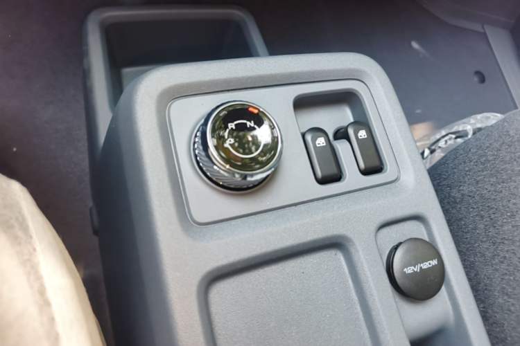 Used Wuling Yangguang 2026 Model, 300km Window-Sealed Practical Edition Gear Lever