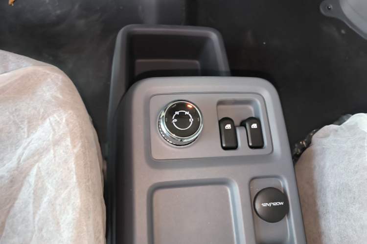 Used Wuling Yangguang 2026 Model, 330km Bus Comfort Edition Gear Lever