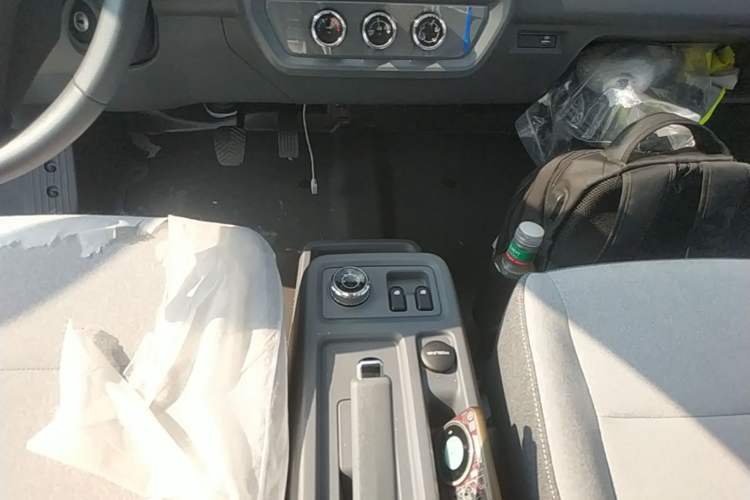 Used Wuling Yangguang 2026 Model, 330km Bus Comfort Edition Gear Lever