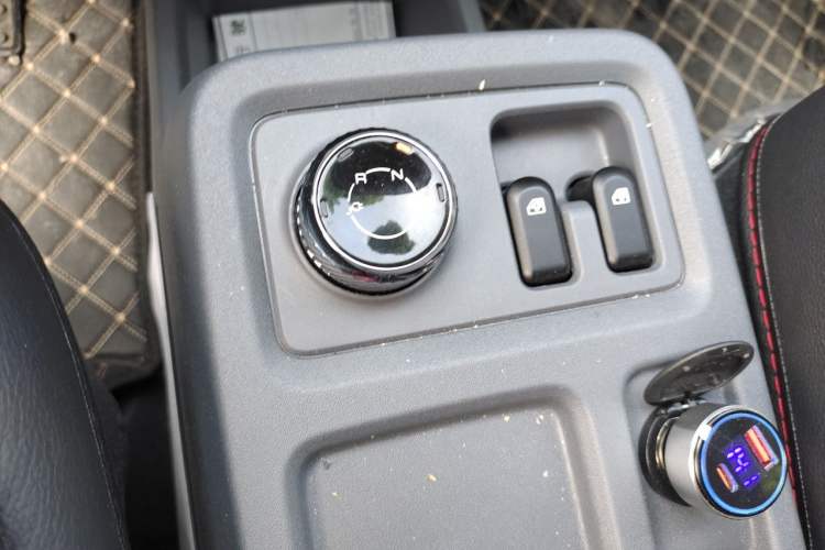Used Wuling Yangguang 2026 Model, 440km Bus Comfort Edition, 6 Seats Gear Lever