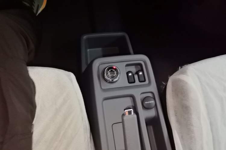 Used Wuling Yangguang 2026 Model, 330km Bus Comfort Edition Gear Lever